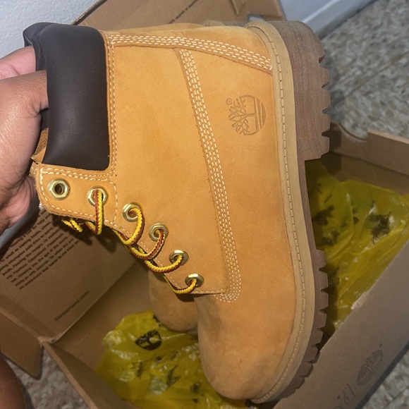 Gently used timberland boots men’s size 4 fits women 6 - Picture 3 of 4